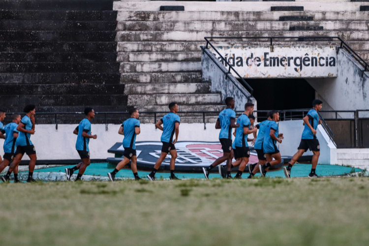 Gerente de futebol elogia atletas da base, mas  frisa que essa 'no  a soluo' do Santa Cruz