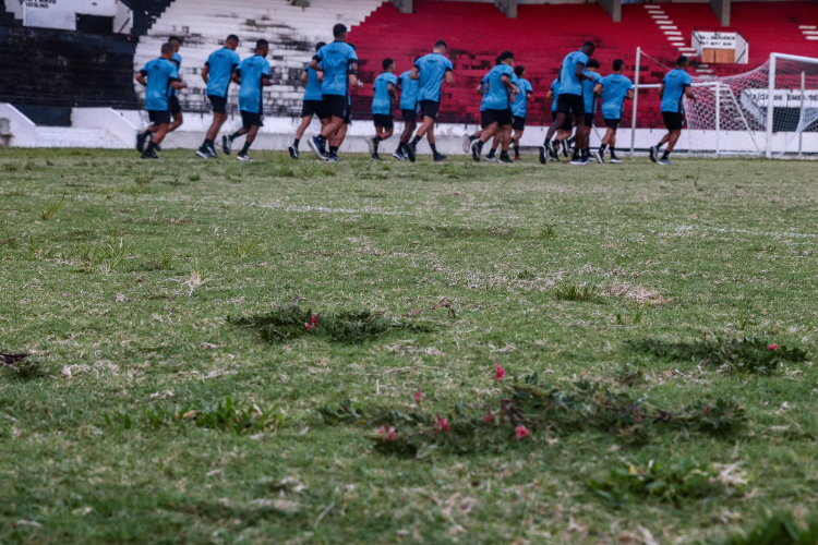 Tcnico do Santa Cruz critica estrutura da academia e do gramado do Arruda: 'lastimvel'