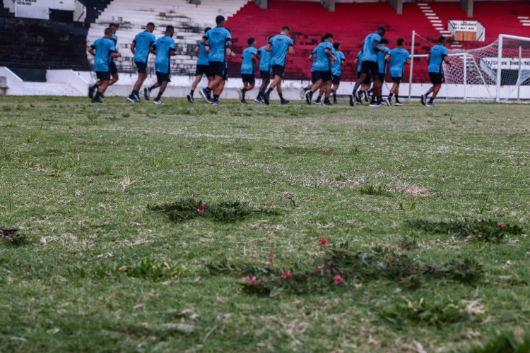 Treinador e gerente de futebol do Santa Cruz assistem a Sport e