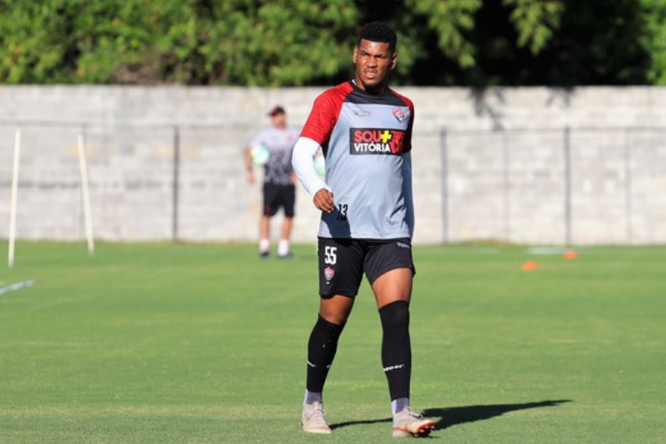 Pedido de Itamar Schlle, Santa Cruz contrata lateral-direito Welisson, ex-Concrdia