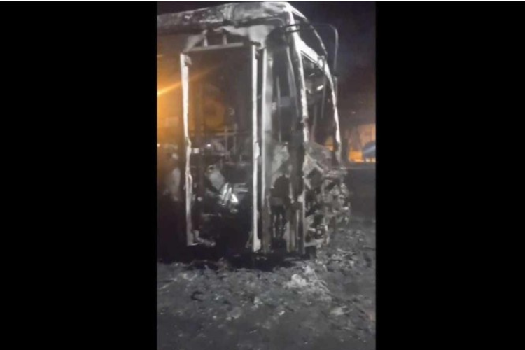 Veculos so incendiados aps Santos ser rebaixado no Brasileiro