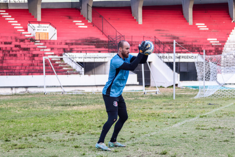 Andr Luiz revela cobrana da torcida e elogia projeto do Santa Cruz:'Subir degrau por degrau'