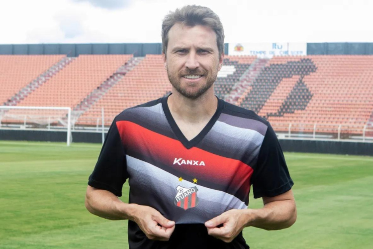 Habemus zagueiro: Santa Cruz oficializa a contratao de Rafael Pereira, ex-Ituano