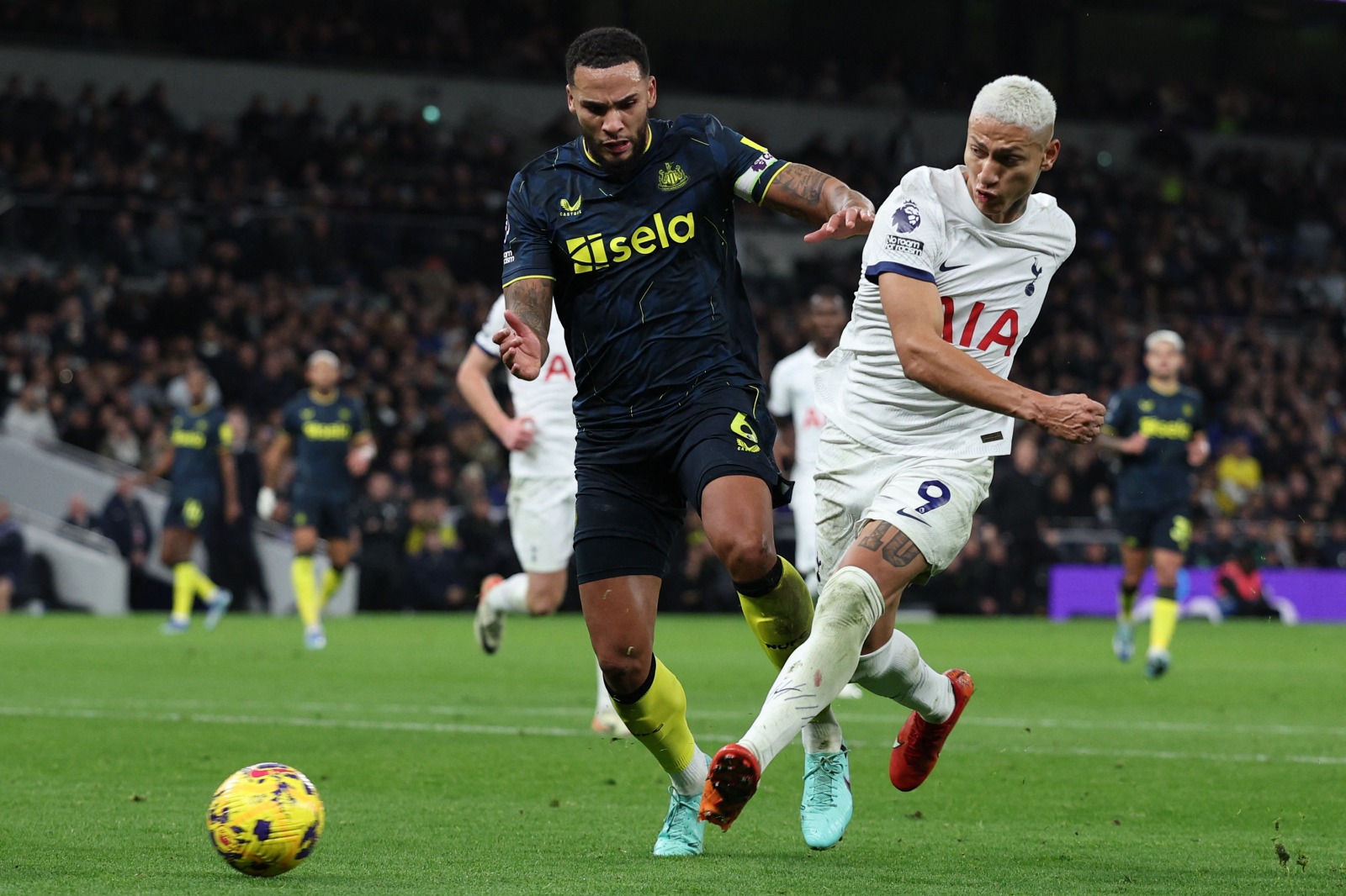 Richarlison sofre lesão e deixa jogo do Tottenham aos quatro