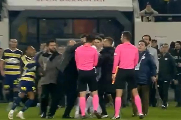 Presidente de clube turco que agrediu rbitro de futebol  preso