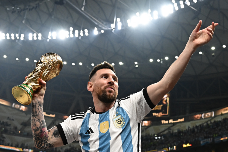 Lote com camisas que Messi usou na Copa de 2022  arrematado por valor milionrio