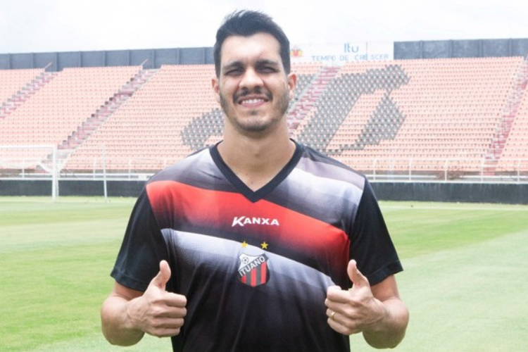 Santa Cruz oficializa a contratao do volante Lucas Siqueira, ex-Ituano