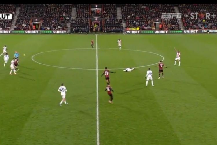 Capitão de time da Premier League desmaia em campo, e jogo é encerrado