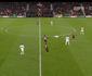 Jogador passa mal em campo e partida da Premier League  interrompida