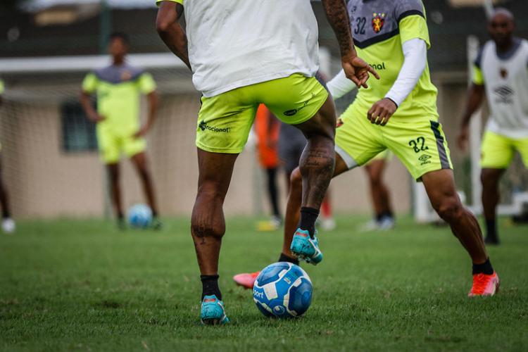 Com pr-temporada prestes a iniciar, Sport segue de olho no mercado buscando reforos