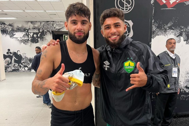 Semelhana entre Juan Tavares, do Santa Cruz, com Yuri Alberto, do Corinthians; chama ateno da torcida e vira zoao no elenco