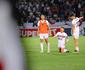 Jogador do Santa Cruz atravessa gramado de joelhos para cumprir promessa aps vencer o Maguary