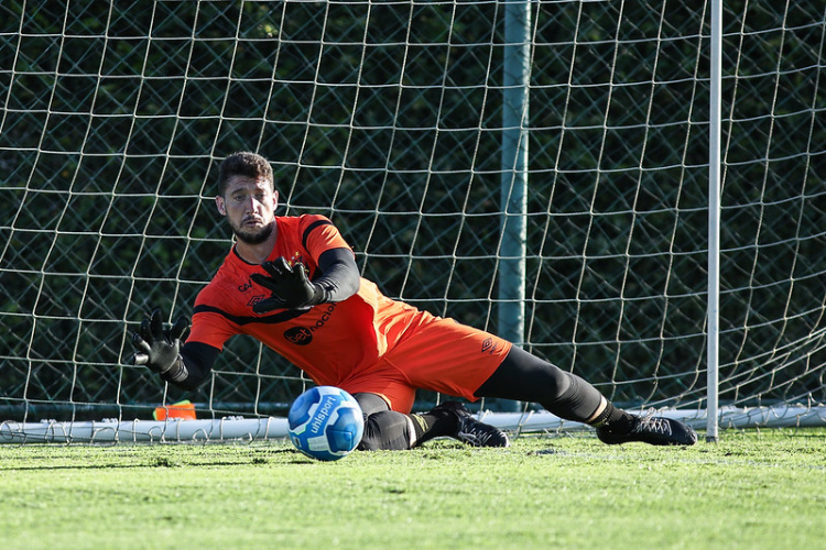 Mariano Soso elogia goleiro Caque Frana em sua estreia pelo Sport: 'Foi muito importante'