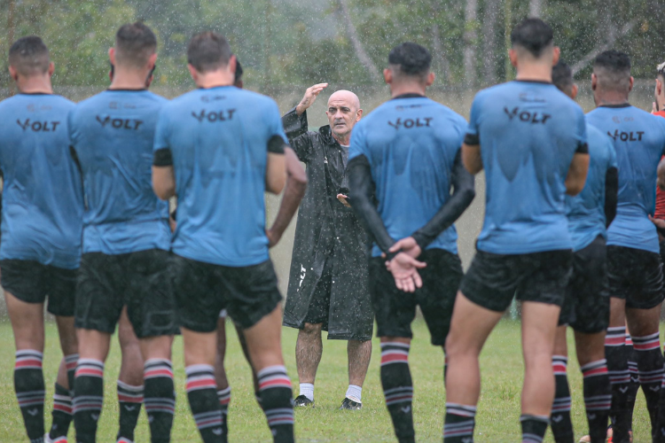 Tcnico do Santa Cruz aposta em dinmicas para estreitar relacionamento entre o elenco 