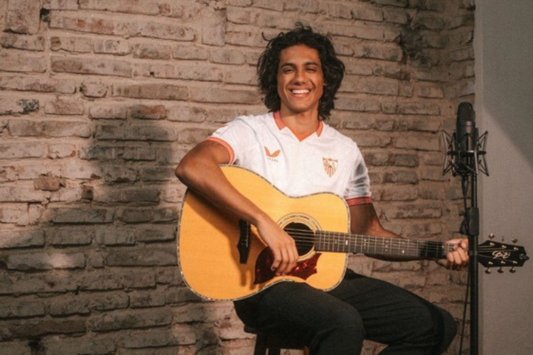 Cantor pernambucano Lucas Mamede faz verso tropicalizada do hino do Sevilla