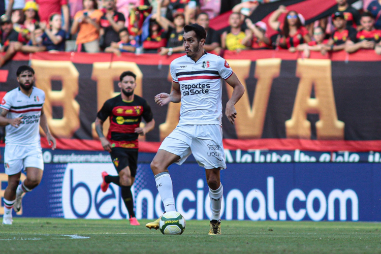 Lucas Siqueira fala sobre o adiamento de jogo e mudana de foco do Santa Cruz para o clssico