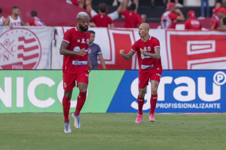Nutico vence Santa Cruz no Clssico das Emoes e assume liderana do estadual