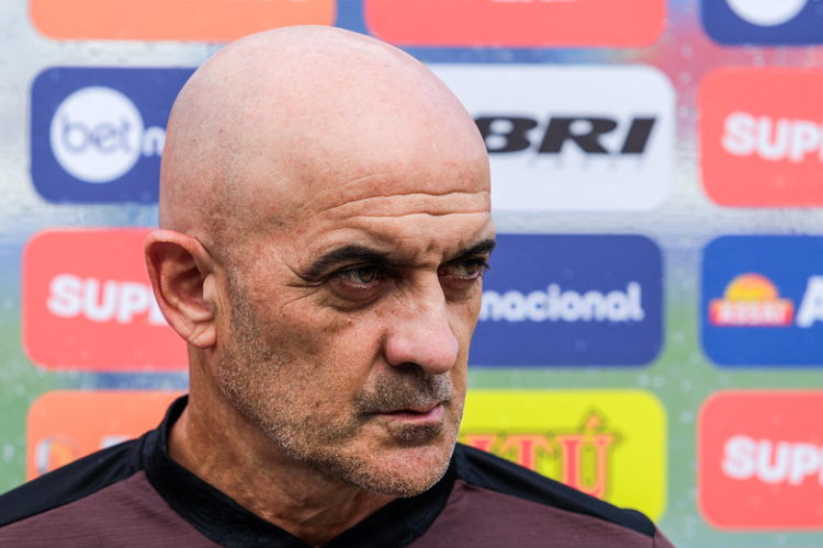 Itamar Schlle cita bola parada e elenco enxuto para explicar derrota do Santa Cruz no clssico