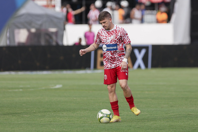 Jlio Csar celebra primeiro gol e acirra disputa no ataque: 'O Nutico  quem sai ganhando'