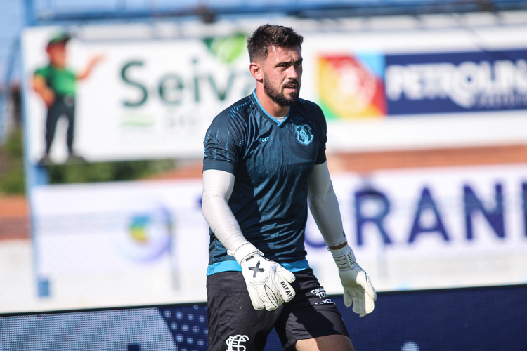 'Temos encarado esse jogo como uma final', diz William sobre duelo entre Santa Cruz e Retr