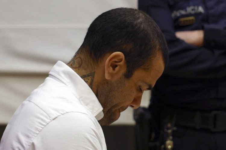 Daniel Alves  convocado para ir a tribunal de Barcelona, diz jornal