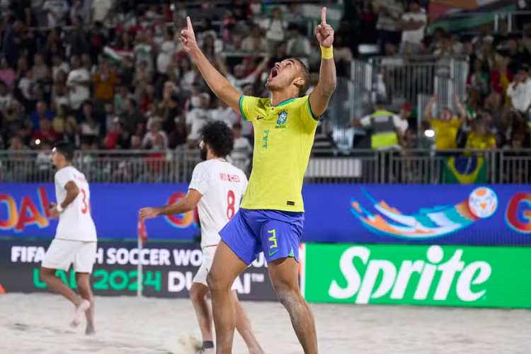 Copa do Mundo de Futebol de Areia: Brasil vence Irã e vai para a