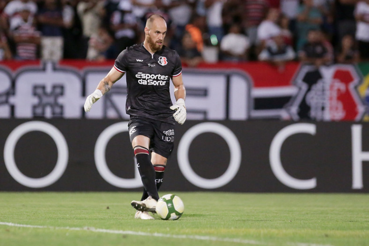 Horas antes de entrar em campo pelo Estadual, Santa Cruz anuncia sada de goleiro Andr Luiz