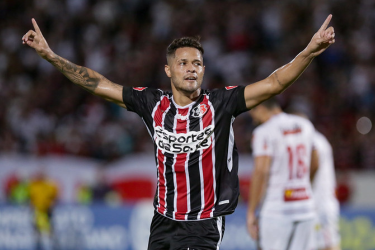 Boas entradas de Gilvan ampliam opes de Itamar Schlle para o ataque do Santa Cruz
