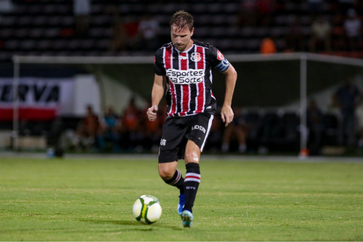 'Essa questo de favoritismo no levamos para dentro de campo', diz capito do Santa Cruz