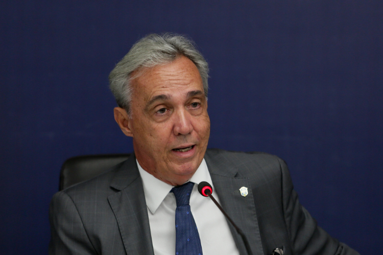 Lo Medrado: 'Evandro Carvalho: escolhe mal, na maioria das vezes, as palavras ou as justificativas para suas aes'
