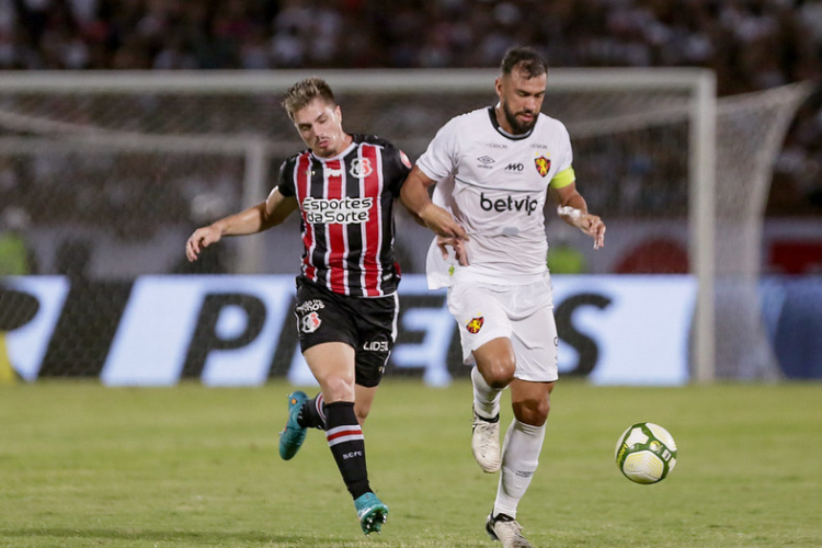 Lo Medrado: 'Favoritismo e tradio entram em campo, mas no jogam'