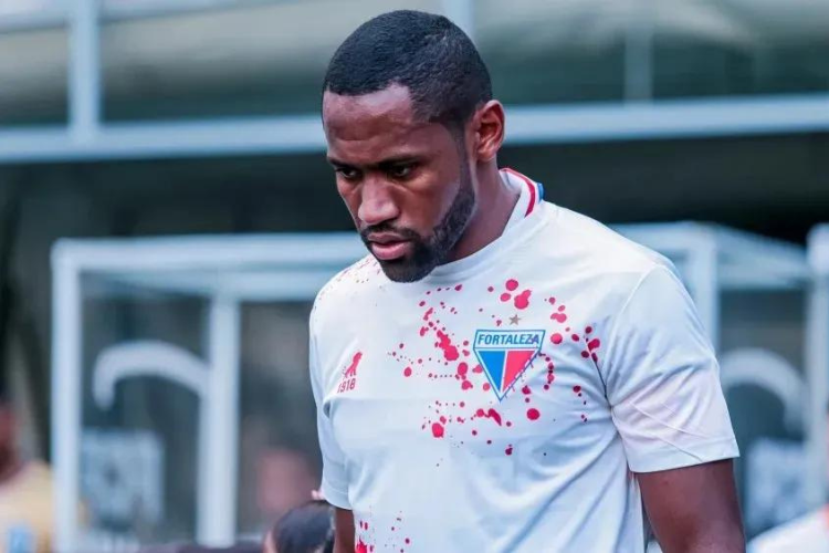 Fortaleza usa camisa com 'marcas de sangue' alusiva ao atentado contra o nibus no Recife