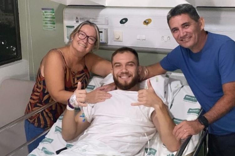 Lucas Bessa passa por cirurgia aps grave leso no joelho e s deve voltar na pr-temporada