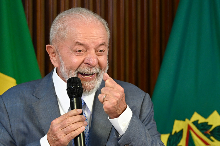 Lula critica libertao sob fiana de Daniel Alves, acusado de estupro