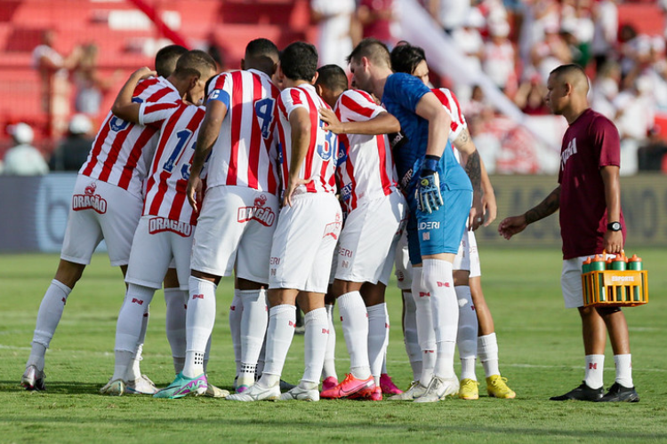 Para se firmar no grupo de classificao, Nutico recebe o CRB pela Copa do Nordeste