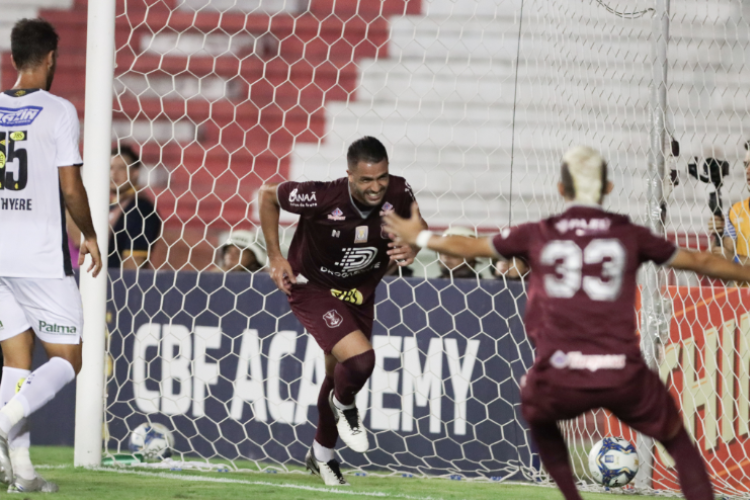 Faz tempo! Relembre a ltima vitria do Nutico sobre o Sport por dois gols de diferena
