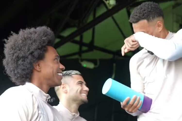 Rodrigo Muniz se emociona ao receber prmio de jogador do ms na Premier League