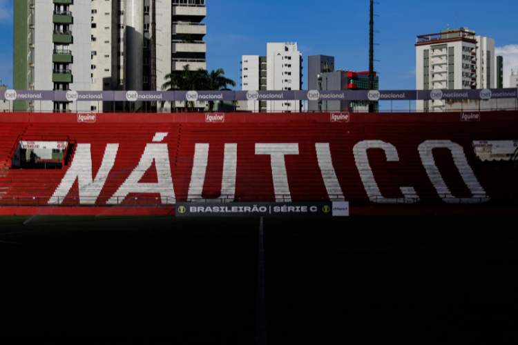 Tcnico do Nutico critica punio de portes fechados: 'Quem est sendo punido no teve nada a ver com a situao'