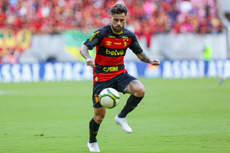 Da desconfiana  titularidade absoluta: Lucas Lima faz balano do seu retorno ao Sport