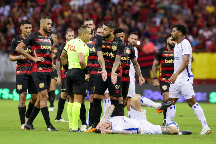 Lo Medrado: 'O futebol no permite deslizes: aes desinteligentes de Allan Ruiz e Z Roberto'