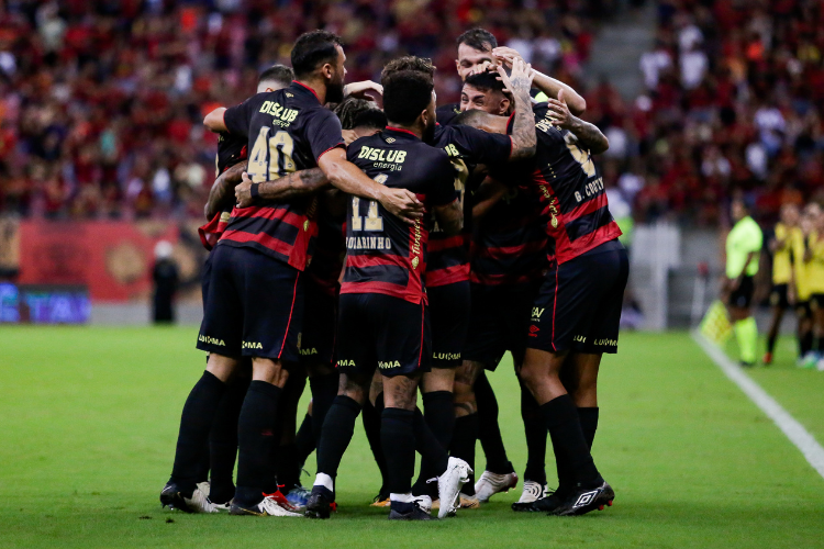 Beto Lago: 'Temos uma tendncia grande de achar que o time virou um Real Madrid ou um bis'