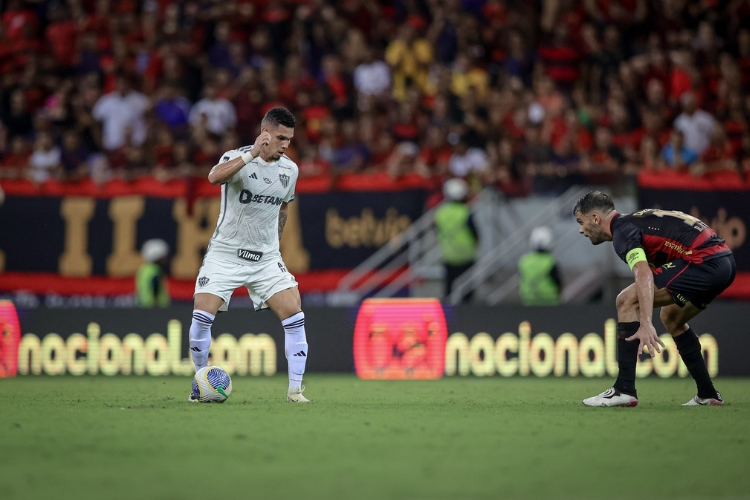 rbitro relata na smula 'copos e um chinelo' atirados por torcedores do Sport em jogadores do Atltico-MG
