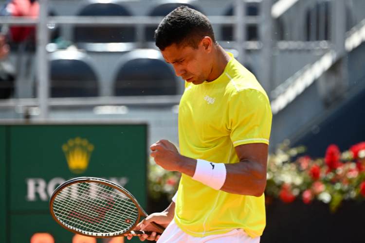 Thiago Monteiro vence francs de virada e fica perto de Roland Garros