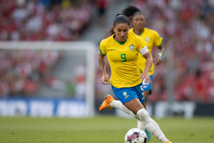 Debinha, Bruninha e Las Estevam so convocadas para a seleo