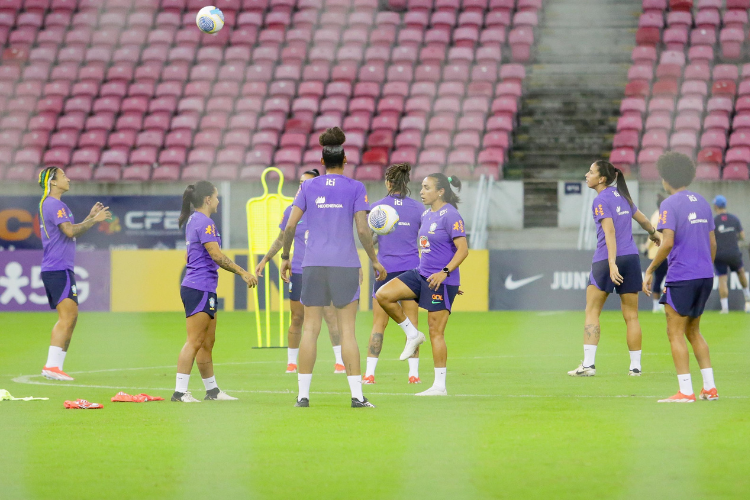 Com casa cheia na Arena de Pernambuco, Seleo Brasileira Feminina encara a Jamaica