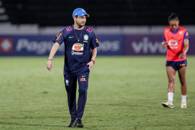 Arthur Elias, tcnico da Seleo Brasileira, elogia gramado do Arruda: 'timo campo'