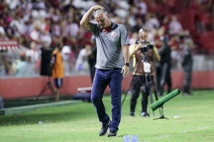 Com 14 partidas a menos, Nutico iguala nmero de derrotas da ltima temporada