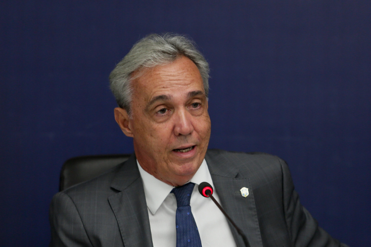 Evandro Carvalho confirma que Santa Cruz ir receber renda de amistoso e critica presso: 'Ajuda no se cobra'