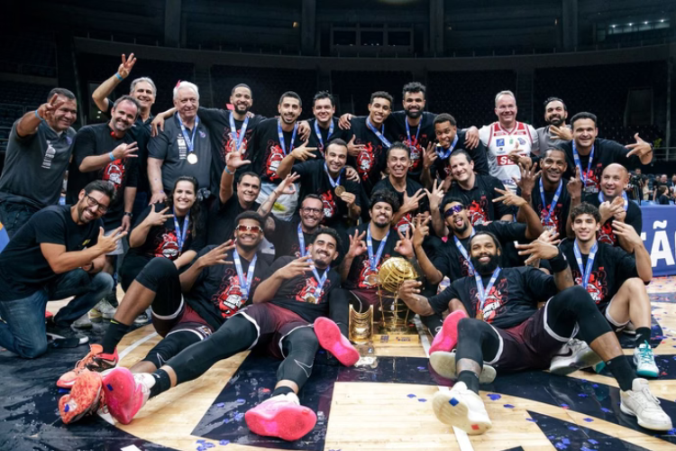 Franca vence o Flamengo e  tricampeo do NBB