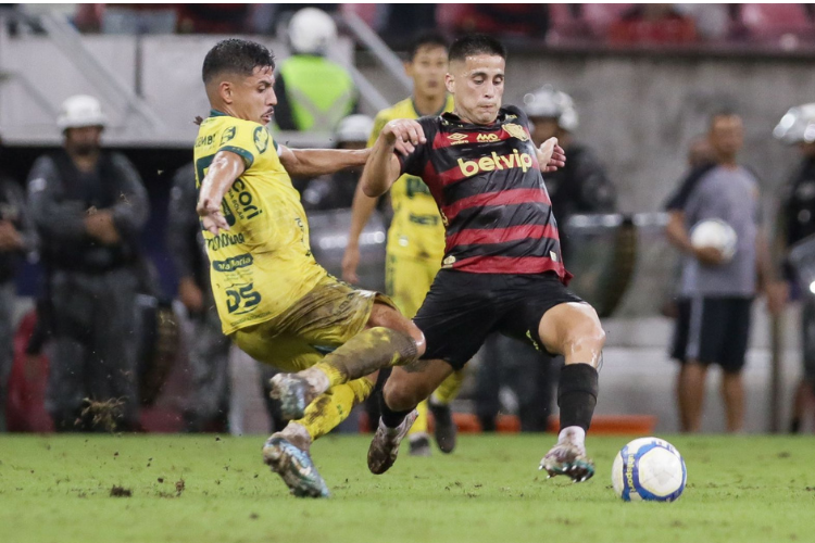 Jogadores do Sport criticam gramado da Arena de Pernambuco em vitria: 'Prejudicou o jogo'